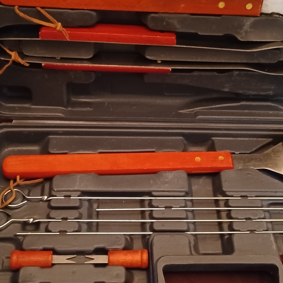 BBQ-PRO 16 piece BBQ tool set, with travel /storage case. (BRAND NEW) - Picture 2 of 8